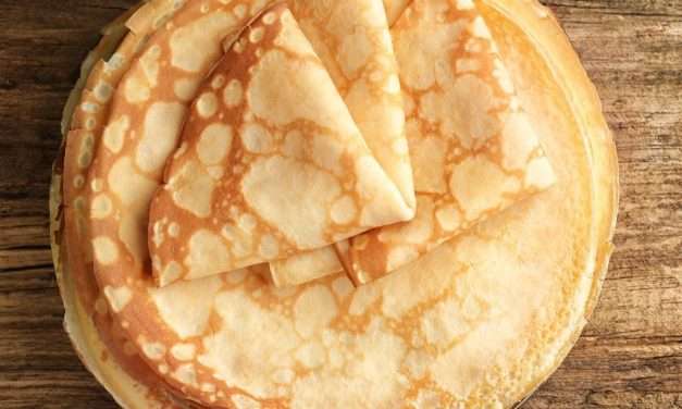 Crêpes sucrées moelleuses : recette facile sans grumeaux
